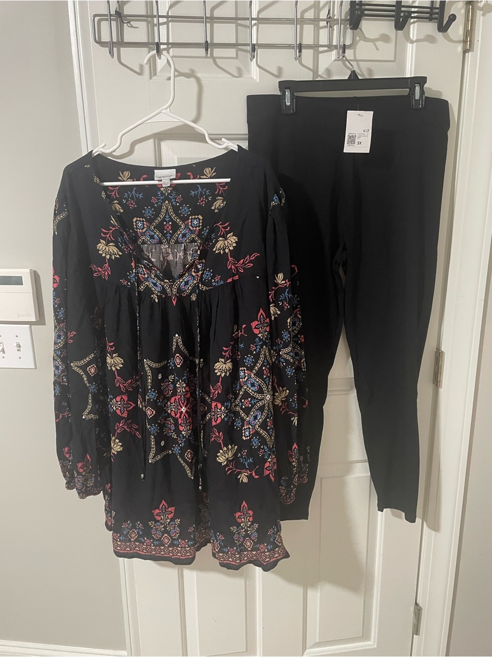 Black Floral-Embroidered Tunic with Black Stretch Leggings 3x